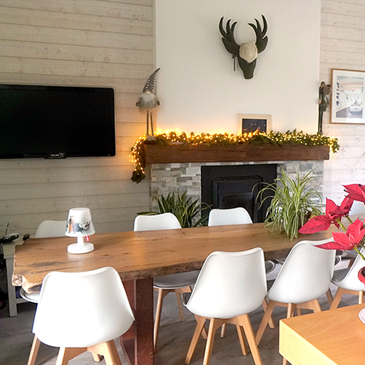 Espace coworking avec cheminée
