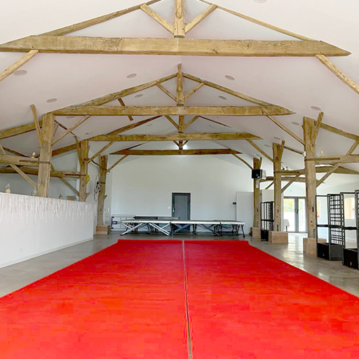 La Grange avec tapis rouge