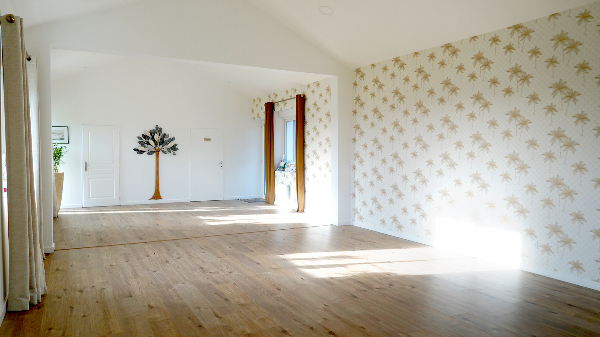 Salle du chêne vert vide coté opposé
