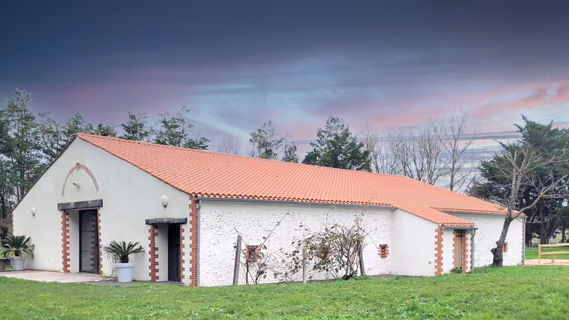 La grange vue de l'extérieur