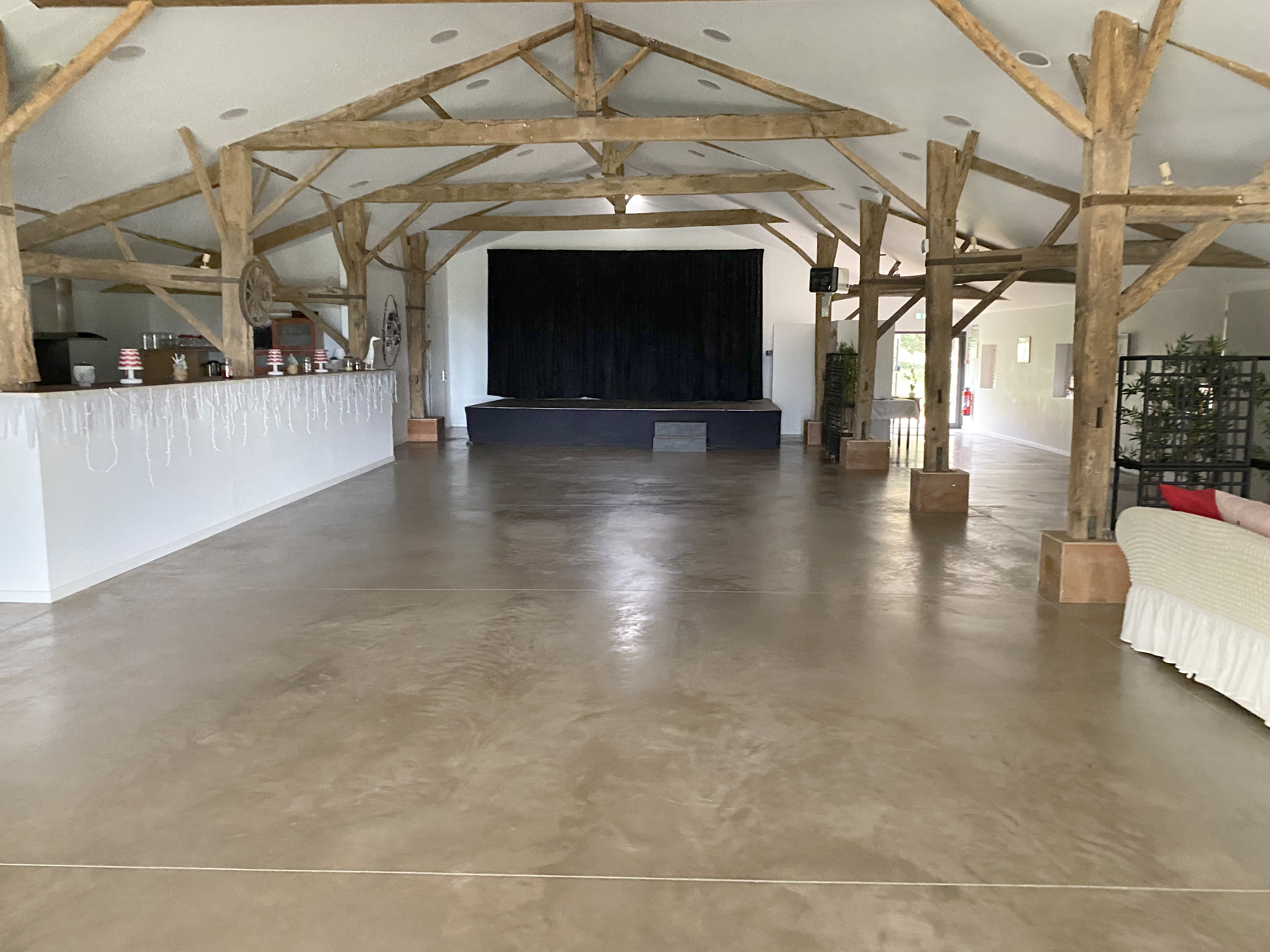 Intérieur de la Grange avec la scène