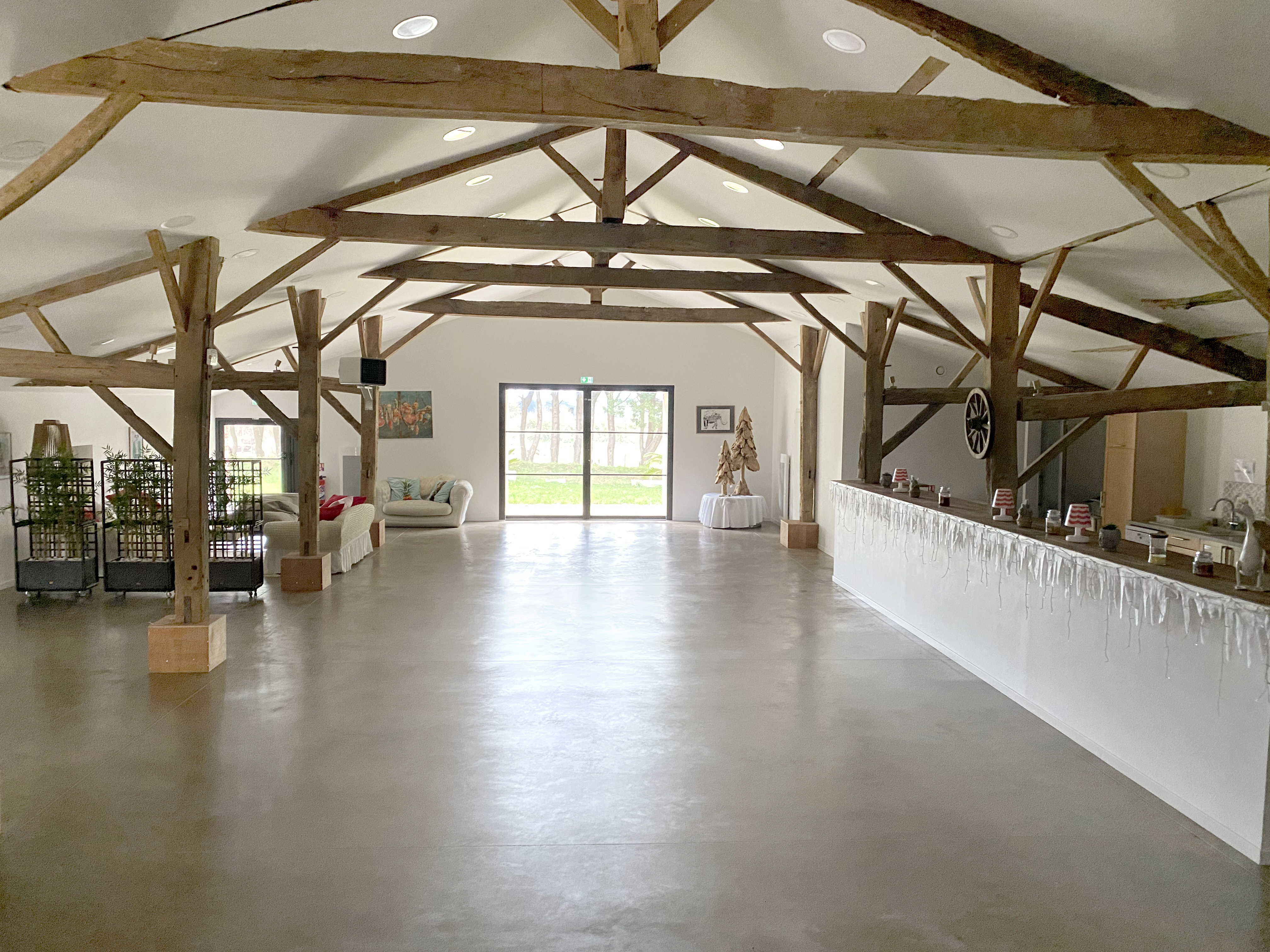 Intérieur de la Grange avec vue sur l'extérieur