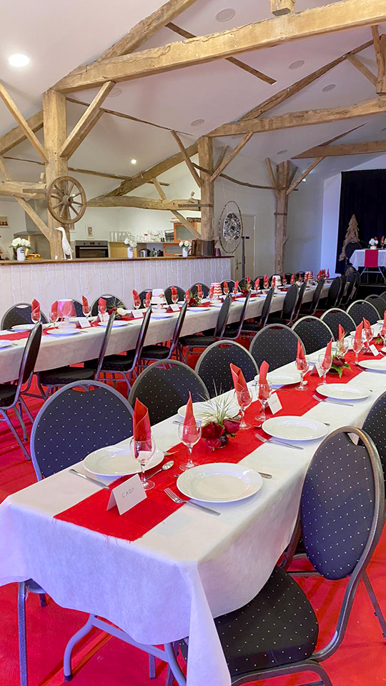 La Grange amménagée avec tables et chaises
